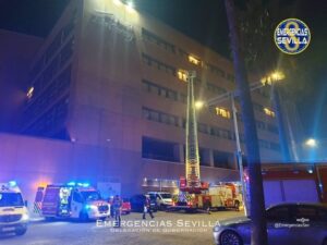 Auxilian a ocho personas tras un incendio en un hotel de Sevilla