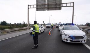 Pillado conduciendo más de 8 km en sentido contrario para evitar un control