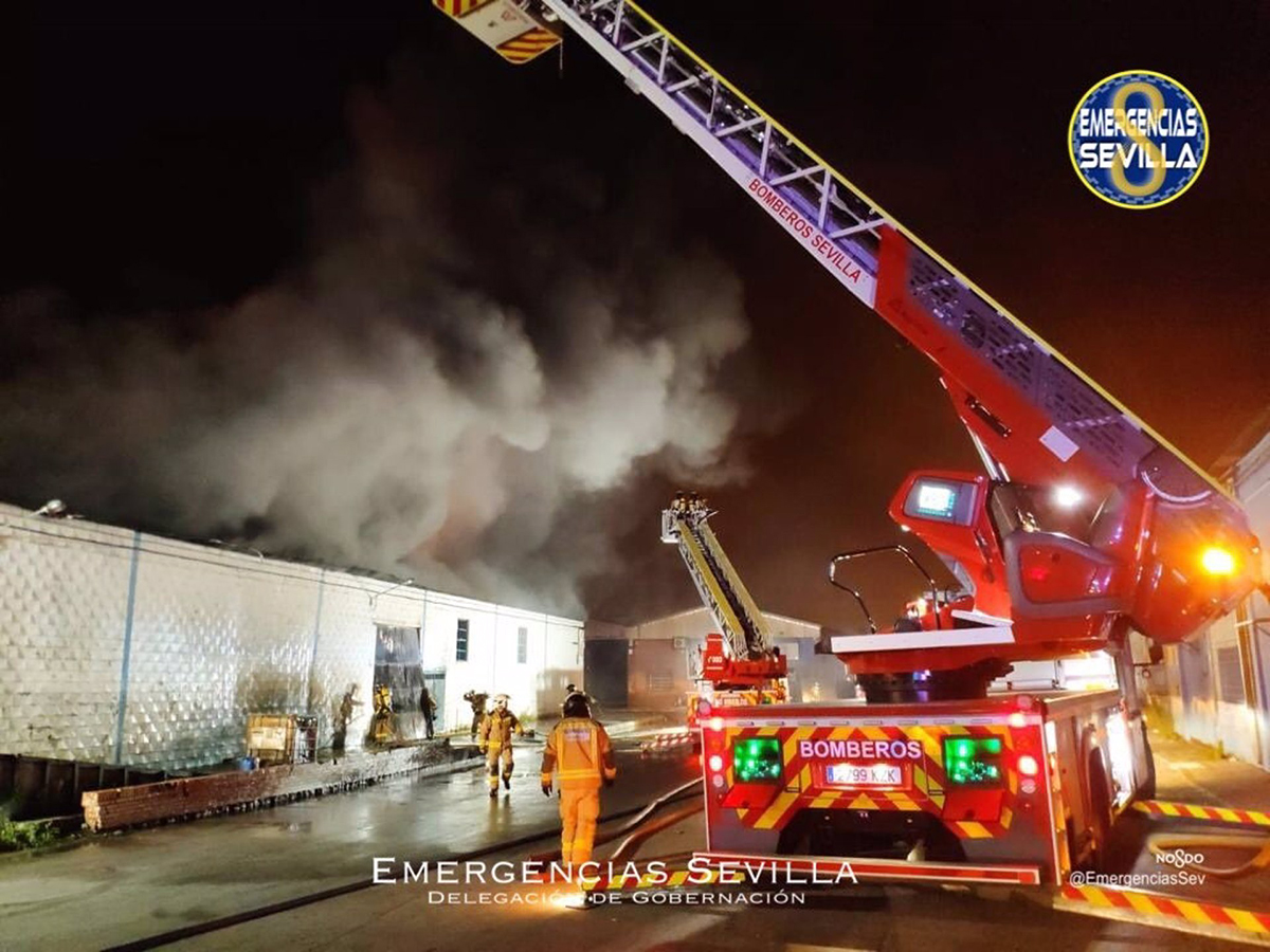 Extinguen un gran incendio en una nave industrial en Sevilla