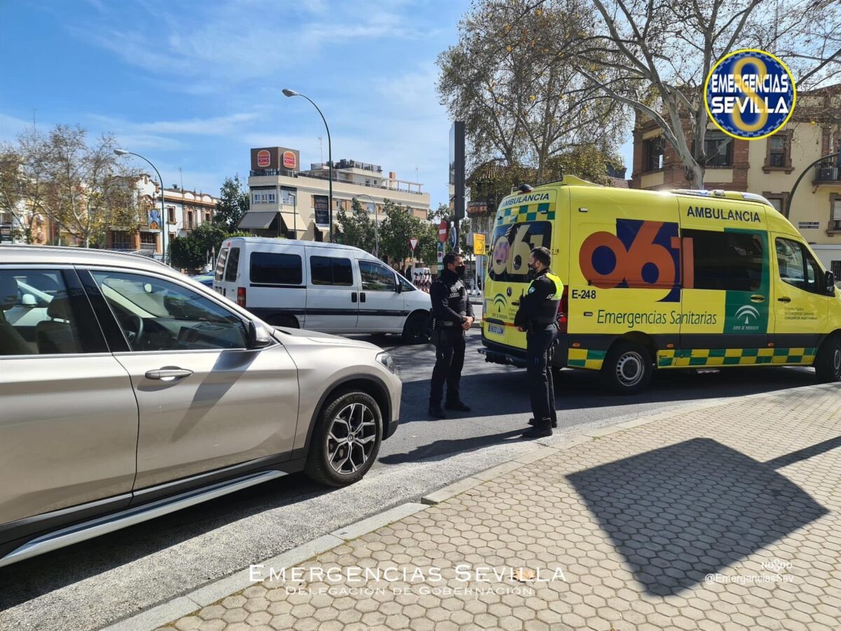 Atienden a un conductor tras desmayarse y chocar contra una glorieta