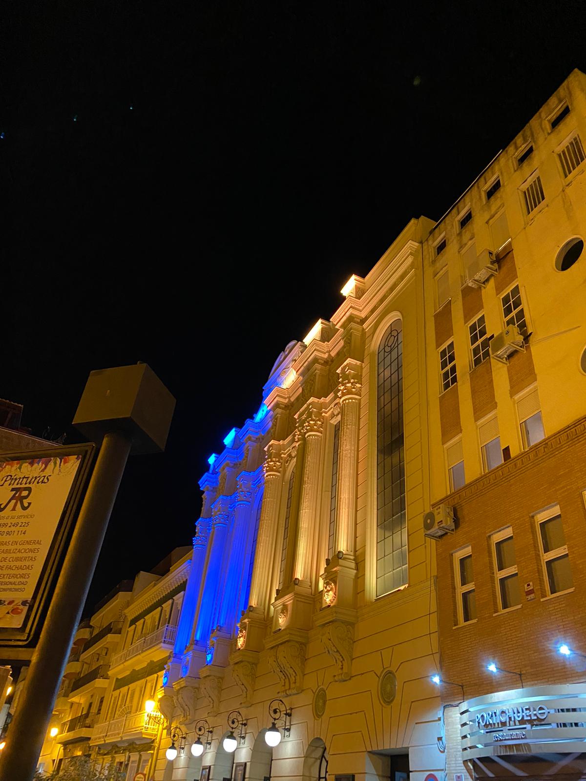 Huelva ilumina sus monumentos con los colores ucranianos en solidaridad con los afectados