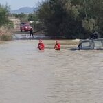 Rescatan a una persona atrapada en un vehículo en el cauce del río Guadalhorce