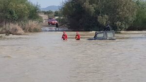 Rescatan a una persona atrapada en un vehículo en el cauce del río Guadalhorce