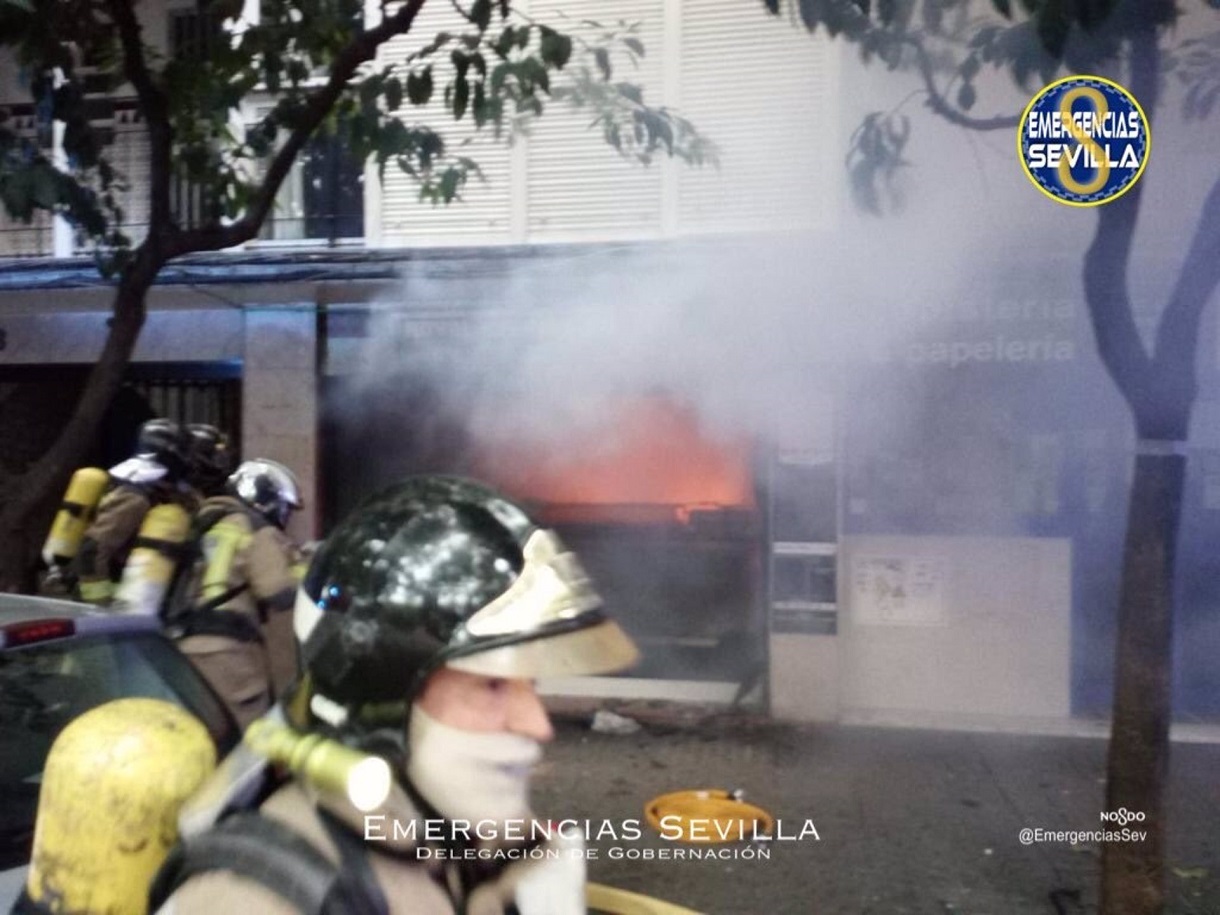 Sacan 8 bombonas de gas de un bar calcinado en Sevilla