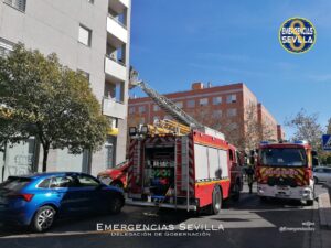 Rescatan a una anciana de la cornisa de un sexto piso en Sevilla