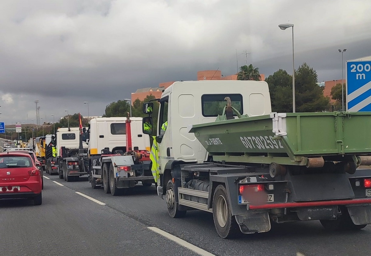 Camioneros marchan lento y vuelven a colapsar el tráfico en Cádiz