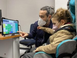 Pacientes con trastornos neuromotores se comunican a través de lectores oculares