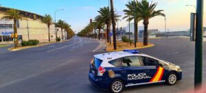 Hallan en buen estado a un bebé abandonado en un portal en Huelva