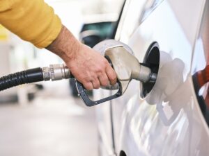 España aprueba hoy la rebaja de 0,20 euros por litro de gasolina