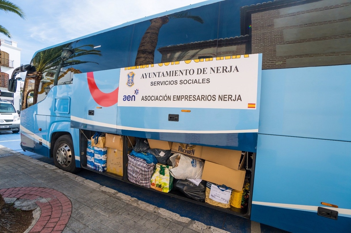 Nerja fleta un autobús con ayuda humanitaria que volverá con refugiados
