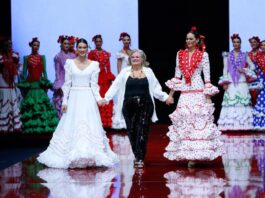 Desfile benéfico de moda flamenca en la Hermandad del Rocío de Córdoba