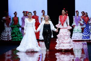 Desfile benéfico de moda flamenca en la Hermandad del Rocío de Córdoba