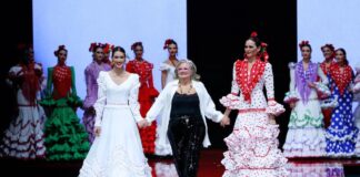Desfile benéfico de moda flamenca en la Hermandad del Rocío de Córdoba