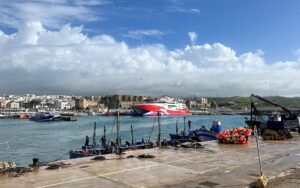 Un centenar de pasajeros estrenan la vuelta del ferry hacia Tánger