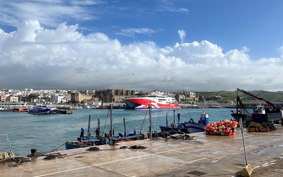 Un centenar de pasajeros estrenan la vuelta del ferry hacia Tánger