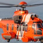 Impresionante rescate en helicóptero de 7 personas de un velero en Chipiona