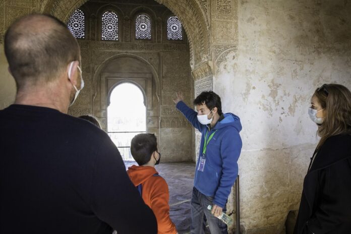 La Alhambra ofrece de nuevo visitas guiadas para familias