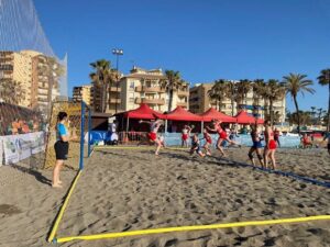 La selección de balonmano playa femenina prepara en Torremolinos el Campeonato del Mundo