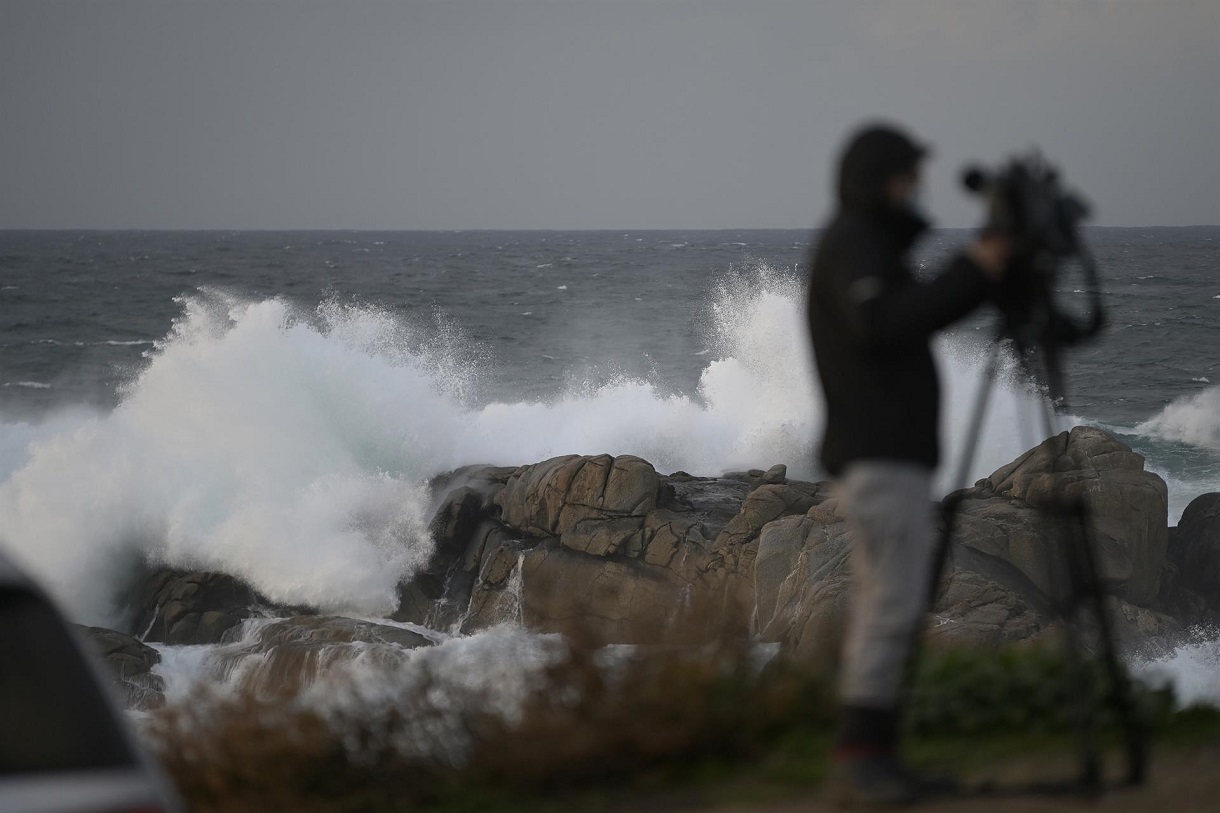 ¡Aviso! Vientos y olas de hasta 4 metros en Almería y Granada