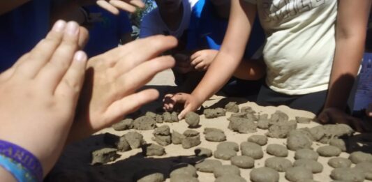 Niños malagueños hacen bombas de semillas para recuperar zonas degradadas