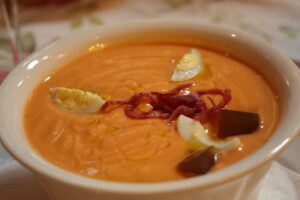 Elaboran un salmorejo probiótico listo para el consumo