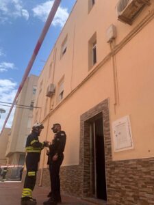 Desalojan otro edificio en la zona del Tagarete, en Almería, tras desplomarse el techo