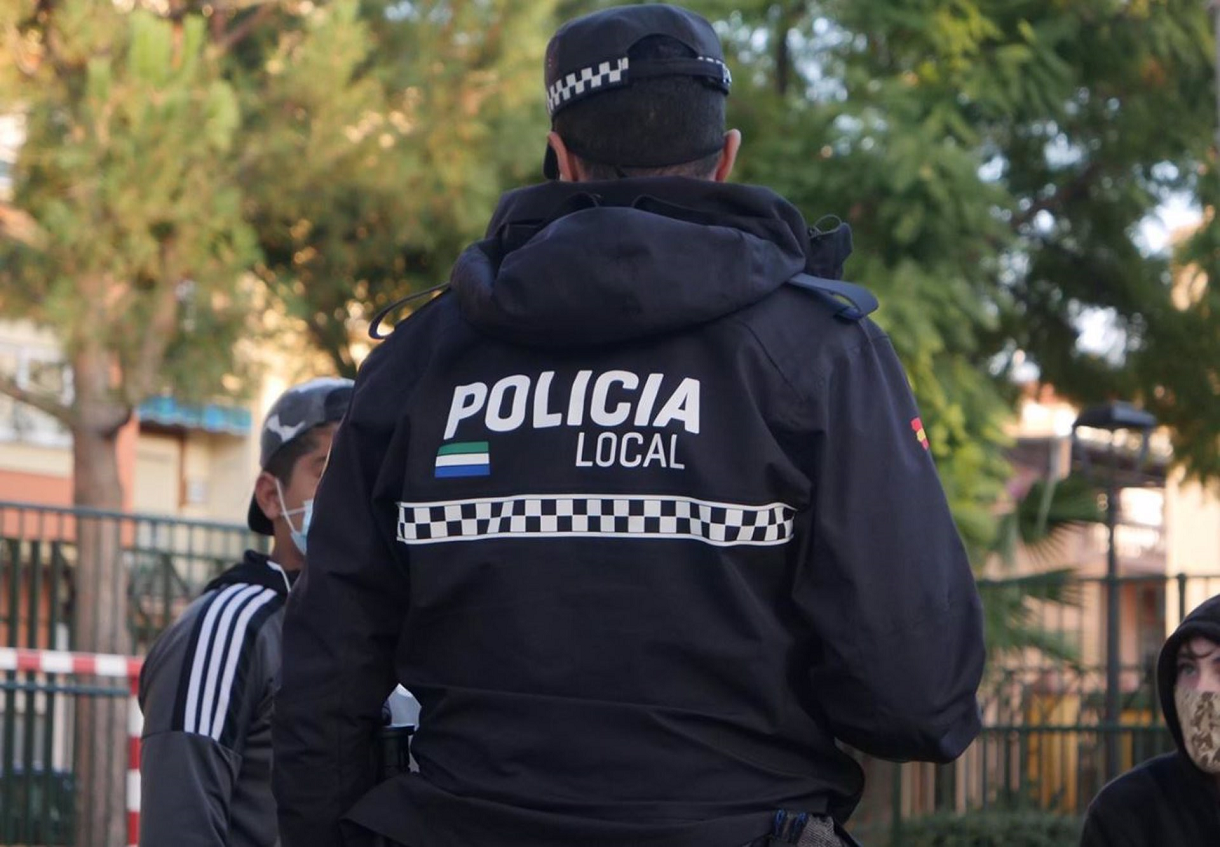 Policía auxilia a niña de 3 años con convulsiones en la calle en Mijas