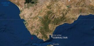 Remolcan un velero con tres tripulantes en Barbate a causa de las orcas