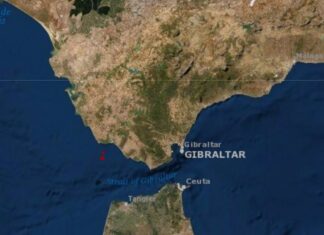 Remolcan un velero con tres tripulantes en Barbate a causa de las orcas