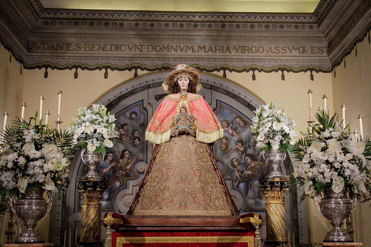 La Virgen del Rocío ya viste de Pastora para su traslado a la aldea